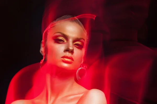 Kunst Mode Make-up Foto. Frau mit Stichflammen rund um h — Stockfoto