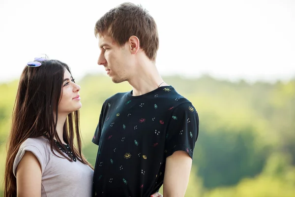 Pareja enamorada mirándose — Foto de Stock