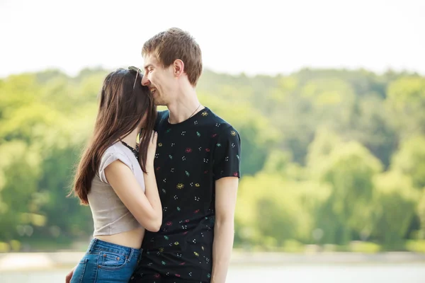 Novio y novia divirtiéndose afuera — Foto de Stock