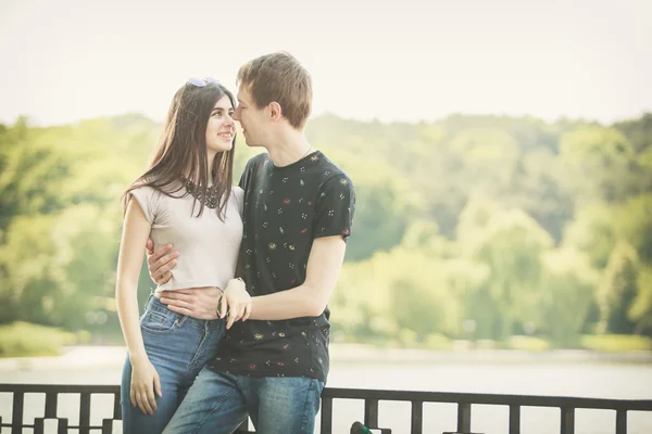 Inlove meisje en jongen in het park buiten — Stockfoto