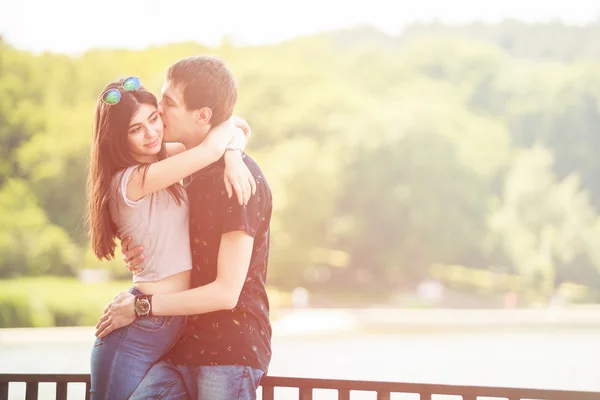 Divertirse fuera con su novia — Foto de Stock