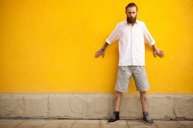 Sarı duvar uzun sakallı hippi