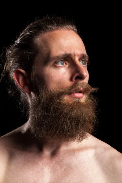 Бородатый хипстер в студии на черном фоне — стоковое фото