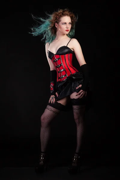 Fetisch-Model mit gefärbten Haaren im roten Korsait — Stockfoto