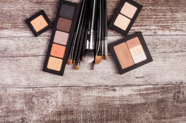 Üstten Görünüm üzerinde ahşap arka planda makyaj ürünleri