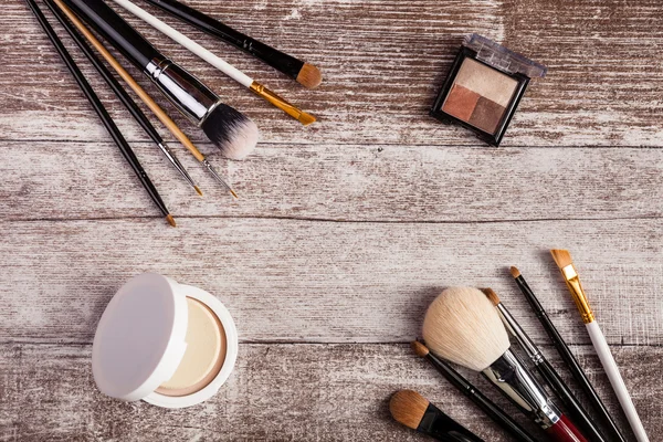 Escovas para produtos de maquiagem e cosméticos — Fotografia de Stock