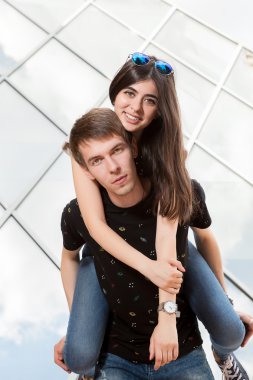 Dışarıda eğleniyor genç Inlove Çift