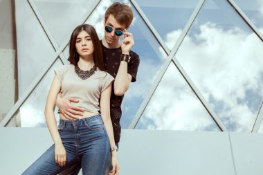 Serin ofis binası önünde poz Çift