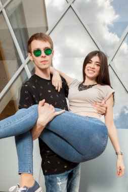 İşletme binası önünde eğleniyor genç mutlu çift