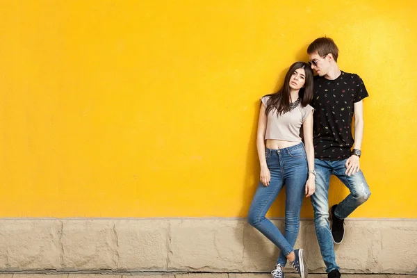 Youngf Frau und Männer posieren im Mode-Jeans-Stil — Stockfoto