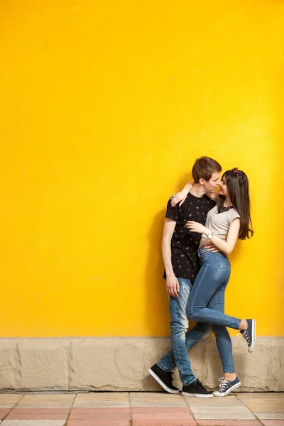 Feliz pareja de enamorados abrazándose —  Fotos de Stock