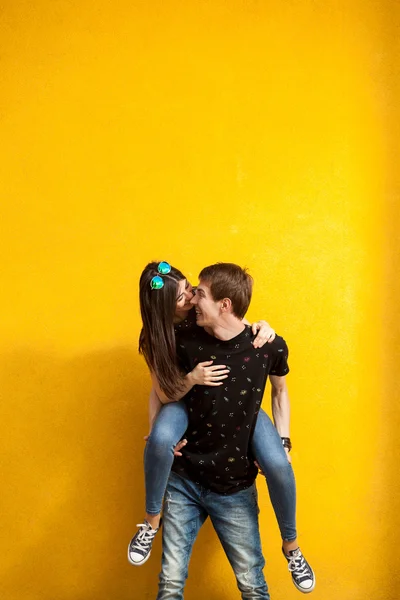 Pareja riendo y divirtiéndose —  Fotos de Stock