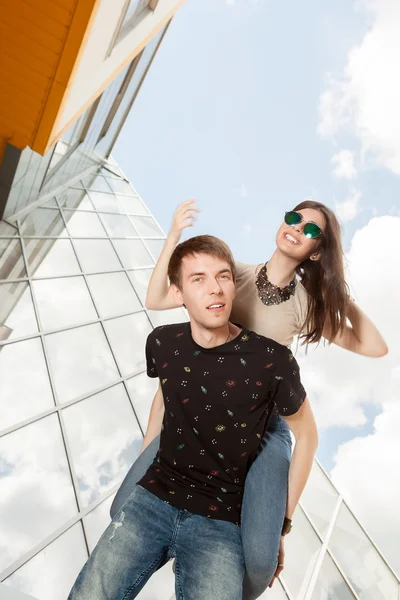 Glückliches Paar, das zusammen Spaß hat — Stockfoto