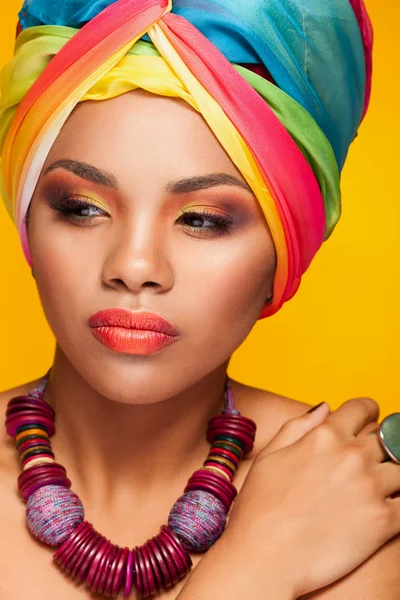 Schöne ethnische afroamerikanische junge Modell trägt einen Turban — Stockfoto