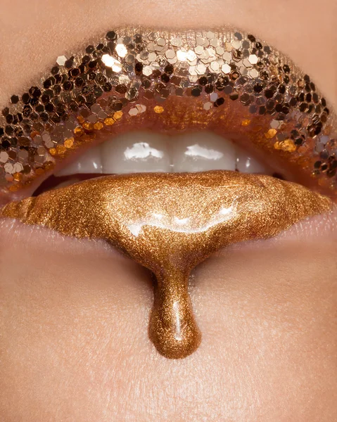 Креативний склад із золотих рідких губ — стокове фото