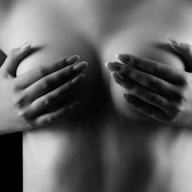 kadın çıplak göğsüne kapsayan