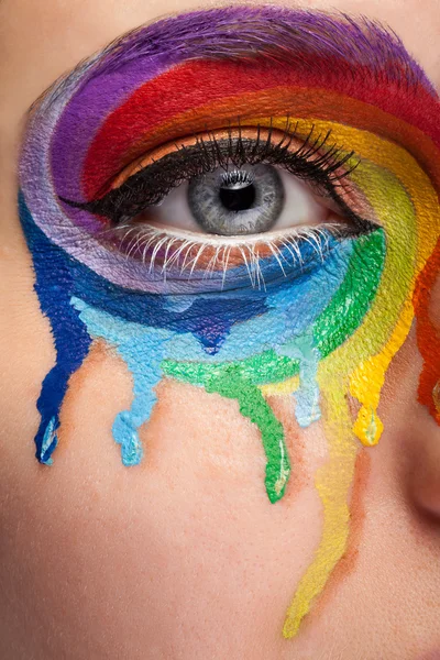 Feche o olho com cores de grito em uma roda ao redor do olho — Fotografia de Stock