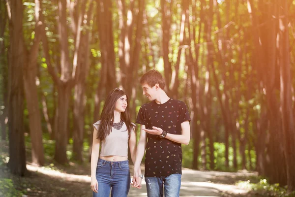 Par promenader och leende varandra med ett mjukt ljus leack fr — Stockfoto