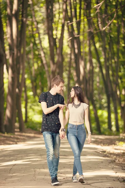 Par pratar med varandra medan promenader i skogen — Stockfoto