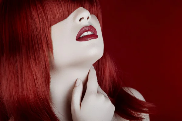 Mulher com peruca vermelha e boneca branca pálida olhar tipo pele — Fotografia de Stock