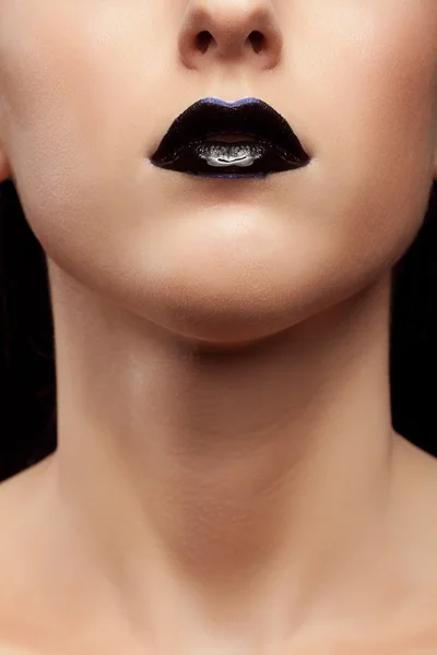 Labios con lápiz labial negro y una línea azul en maquillaje conceptual — Foto de Stock