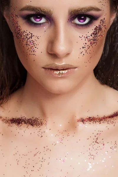 Mulher em retrato de beleza com lente rosa coberta de brilho — Fotografia de Stock