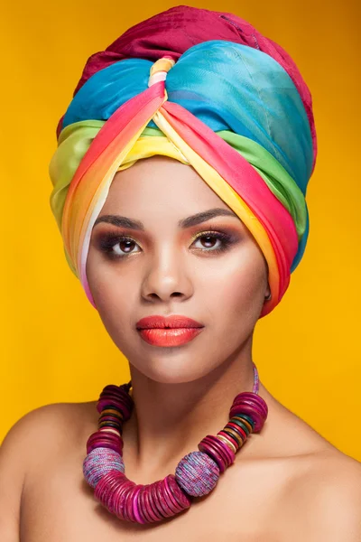 Afro Amerikaanse etnische meisje met tulband op gele achtergrond — Stockfoto