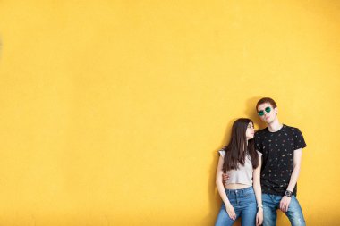 Genç görünümlü çift kameraya serin