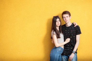 Çok güzel genç çift sarı duvar