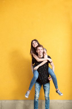 İki genç aşığın dışarıda eğleniyor