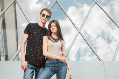 Mutlu serin Jeans ofis binası önünde çift arıyorum