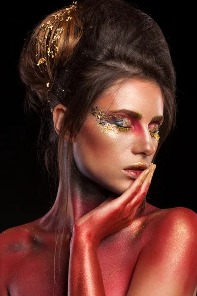 Maquillaje creativo con brillo, oro y colores rojos — Foto de Stock