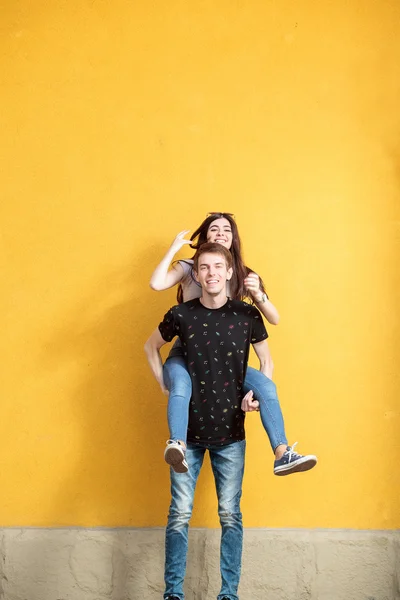Lyckliga paret i casual kläder ha roligt utanför — Stockfoto