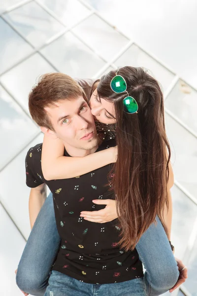 Menina feliz nos braços de seu namorado — Fotografia de Stock