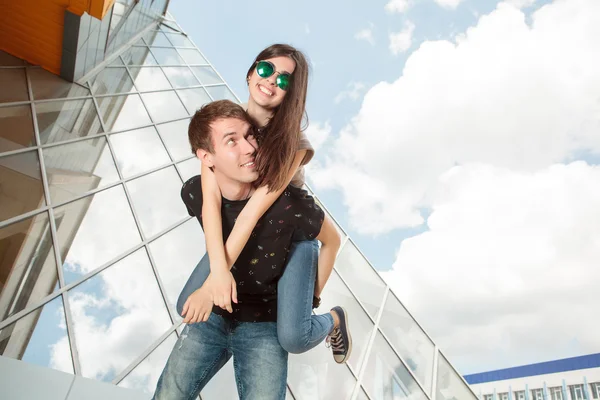 Felice ridere fresco cercando giovane coppia — Foto Stock