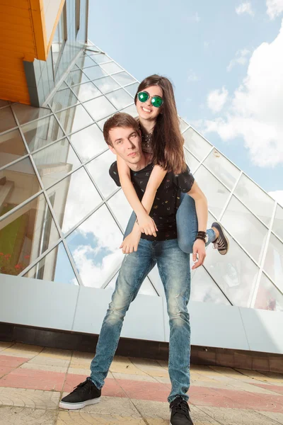 Fidanzato e fidanzata divertirsi all'aperto — Foto Stock