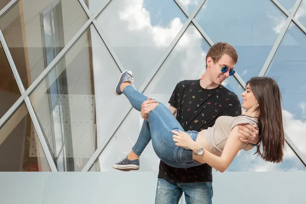 Jovem casal na frente do centro de negócios sentindo-se bem — Fotografia de Stock
