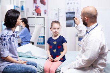 Röntgen çeken dost canlısı bir doktor.