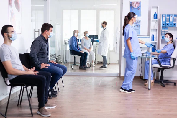 Hemşire hastanın röntgenini çekiyor.