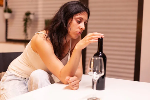 Triste dama bebiendo sola en la cocina —  Fotos de Stock
