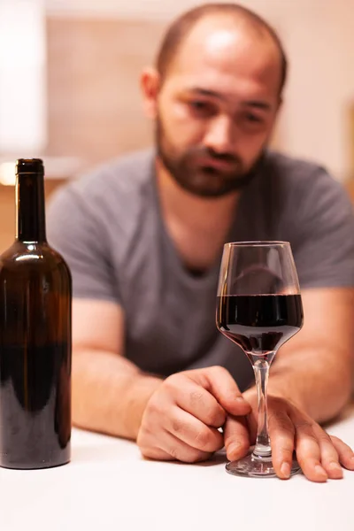 Hombre que tiene adicción al alcohol —  Fotos de Stock