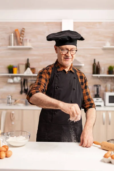 Strø mel på bordet for å tjene gryn. – stockfoto