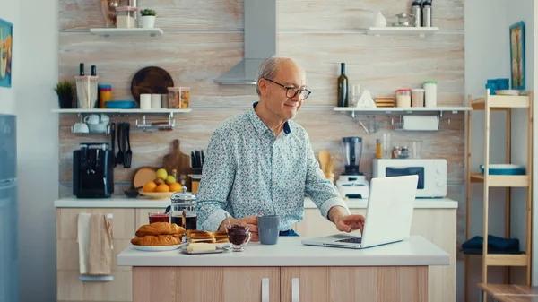 Senior surft auf Laptop — Stockfoto