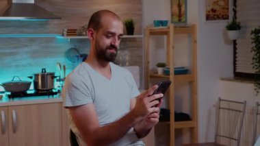 Uzaktan çalışan çalışırken telefonla mesaj atıyor