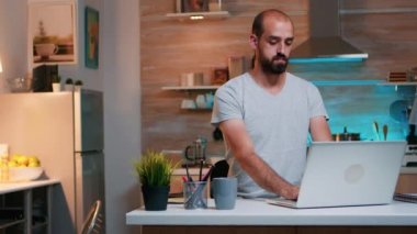 Adam işe ara verip boynunu uzatıyor.