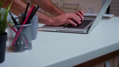 Bilgisayarda daktilo eden adamların ellerini kapat.