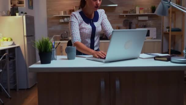 Businesswoman streching mientras que mecanografía en el ordenador portátil — Vídeo de stock