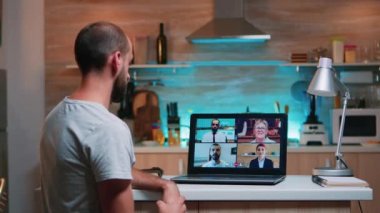Çalışan internetten ortaklarla tartışıyor.