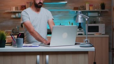 Saate bakan adam bilgisayarını kapatıp gidiyor.