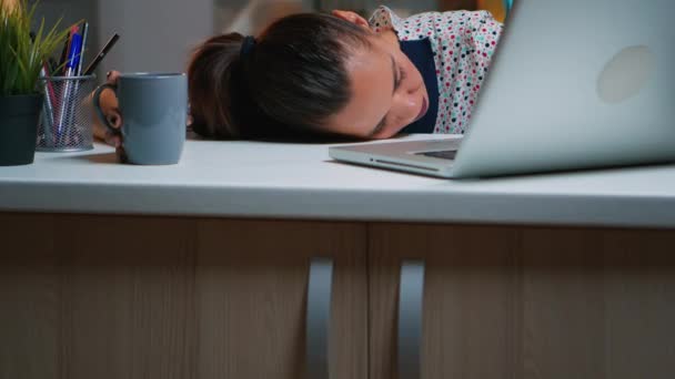 Mujer de negocios agotado quedarse dormido en el escritorio — Vídeos de Stock